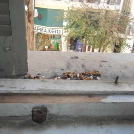 Ηράκλειο: Τα περβάζια - "τασάκια" του Δικαστικού Μεγάρου (φωτογραφίες)