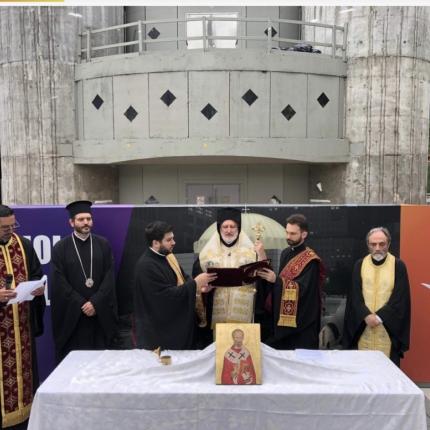 Τρισάγιο για την ανάπαυση των ψυχών των θυμάτων της 11ης Σεπτεμβρίου, όλων όσοι χάθηκαν εκείνη τη μαύρη για την ανθρωπότητα ημέρα από το τρομοκρατικό χτύπημα στους Δίδυμους Πύργους, τέλεσε χθες, 19 χρόνια μετά, ο Αρχιεπίσκοπος Αμερικής Ελπιδοφόρος