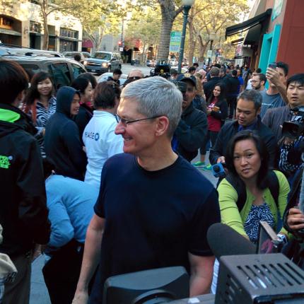 Και ο CEO της Apple στήθηκε στην ουρά για το νέο iPhone!