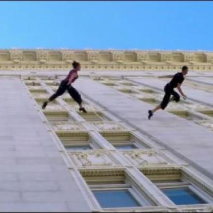 Μία εξαιρετική παράσταση: Χορεύοντας πάνω στους τοίχους