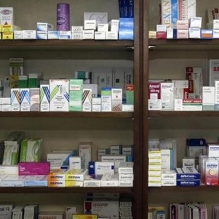 Τοξικομανείς τρύπωσαν σε φαρμακείο στο Αγρίνιο και σήκωσαν χιλιάδες χάπια