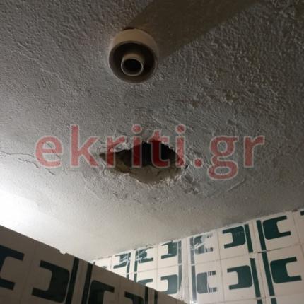 Τρύπες στο ταβάνι... προφανώς για εξαερισμό