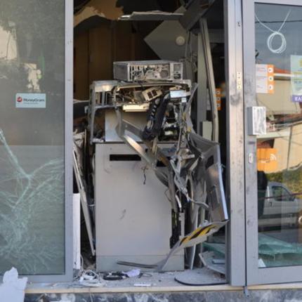 trapeza-ston-agio-dimitrio-xtupisan-oi-bombistes-twn-atm.w_hr.jpg