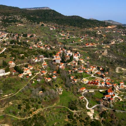 Τρίκαλα Κορινθίας: Βυθίστηκαν στο σκοτάδι και αδειάζουν από επισκέπτες