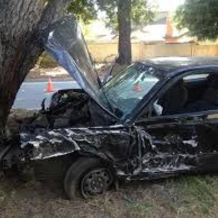 Άγιο είχε οδηγός Ι.Χ. που καρφώθηκε σε δέντρο στο Τυμπάκι 