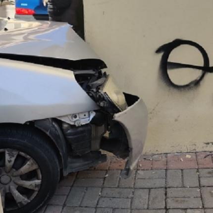 Το ΙΧ ... έσκασε σε τοίχο σπιτιού