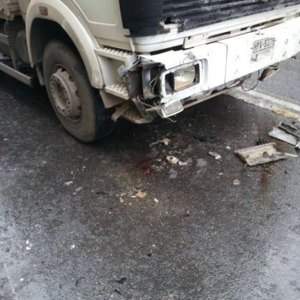 Σύγκρουση φορτηγού με ΙΧ στη Χερσόνησο 