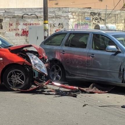 Σφοδρή η σύγκρουση ανάμεσα στα δύο αυτοκίνητα