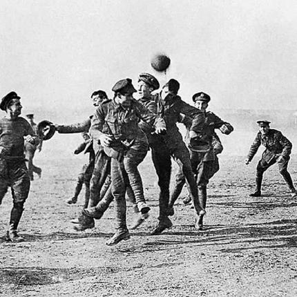 Έφτιαξαν μια μπάλα από σπάγκο και άχυρο, παίζοντας φιλικά ποδόσφαιρο.jpg