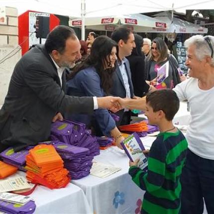 Πλήθος κόσμου στη Λότζια όπου μοιράστηκαν χιλιάδες οικολογικές τσάντες 