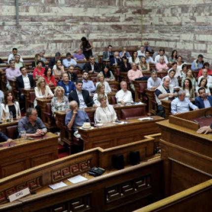 tsipras-ko-syrixza-vouleutes-800.jpg