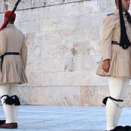 &#039;Ενας τσολιάς ανεβαίνει τα σκαλοπάτια της ... Μονμάρτης