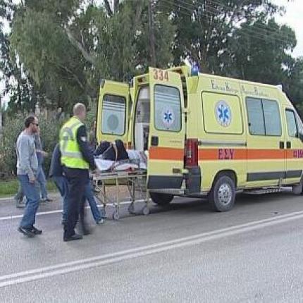Σύγκρουση μηχανής με περιπολικό στα Χανιά. Δύο τραυματίες