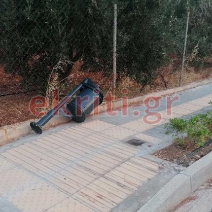 Ο κάδος κείτεται πεταμένος...