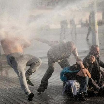 Με νερό διέλυσε η τουρκική αστυνομία διαδήλωση στην Κων/πολη