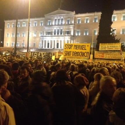 &quot;Ανάσα αξιοπρέπειας&quot; στο Σύνταγμα - Χιλιάδες πολίτες στηρίζουν τη μάχη της κυβέρνησης