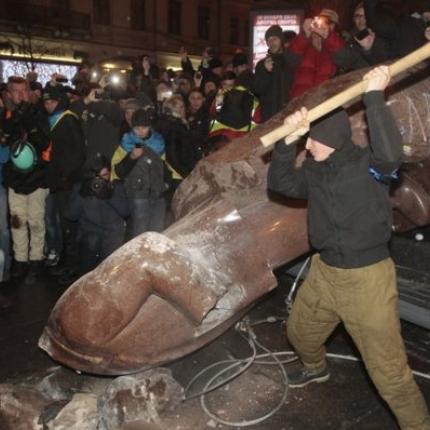 ukrainian-protesters-knock-down-a-statue-of-vladimir-lenin1.jpg