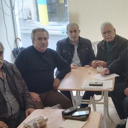 Ο βουλευτής του ΣΥΡΙΖΑ  Σ. Βαρδάκης με εκπροσώπους εργαζομένων στα ΕΛΤΑ