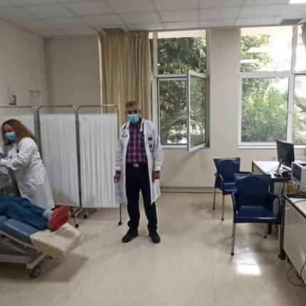 Φωτογραφία από το εμβολιαστικό κέντρο του Βενιζέλειου Νοσοκομείου, σήμερα το πρωί. Εμβολιάζεται η ειδικευόμενη γιατρός  Παθολογίας Δανάη Λυδάκη