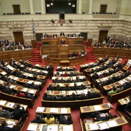 15 βουλευτές της ΝΔ ζητούν περισσότερες δόσεις για τα ασφαλιστικά ταμεία