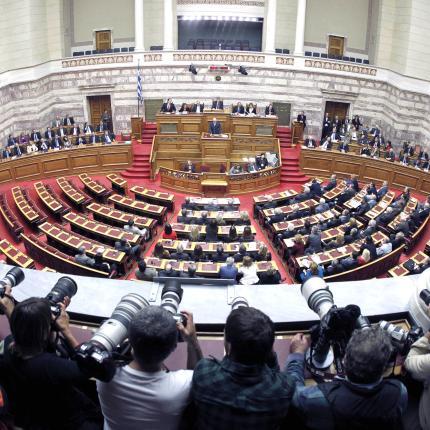 Μεγάλο ενδιαφέρον ξένων ΜΜΕ για την ψηφοφορία στη Βουλή