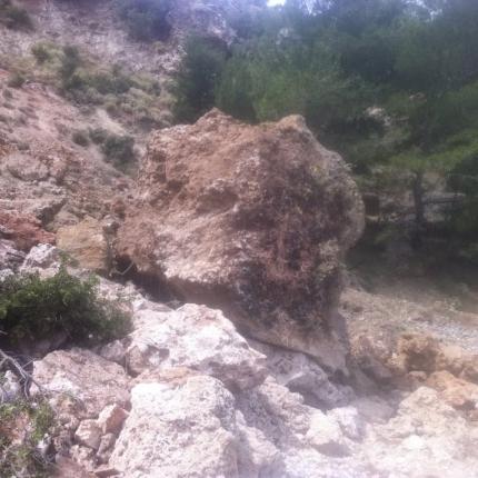 Θα σπάσουν τους τεράστιους βράχους στον Άι Βλάση