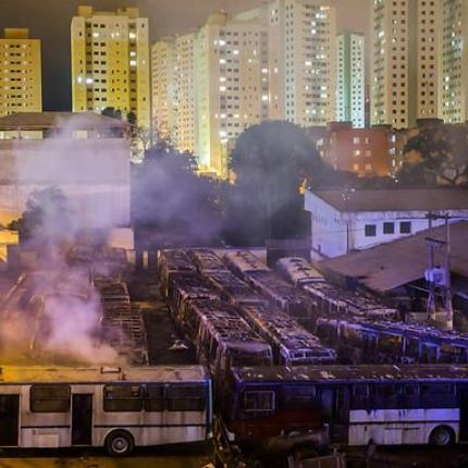 Οι Βραζιλιάνοι "γιόρτασαν" την ήττα με φωτιές και βανδαλισμούς!