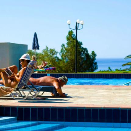 Στα Σφακιά ένα από τα καλύτερα ξενοδοχεία του κόσμου για να πετάξει κανείς τα ρούχα του!