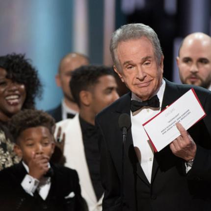 warren-beatty-holds-winner-s-card-844479.jpg