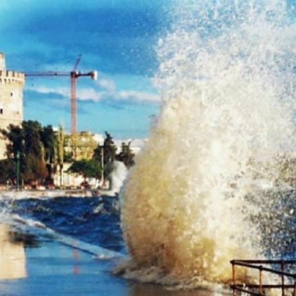 Θεσσαλονίκη: Προβλήματα από τους ισχυρούς ανέμους