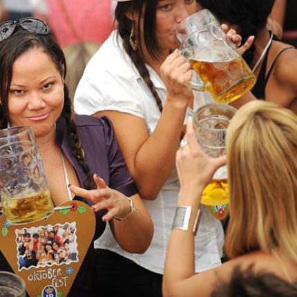 women-drinking_1485878i.jpg