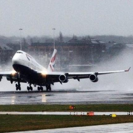 Σοβαρά προβλήματα στη Βρετανία από τις χιονοπτώσεις