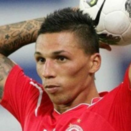 Ο Χοακίν ζαλίζει και ρίχνει κάτω τον Χολέμπας! (βίντεο)