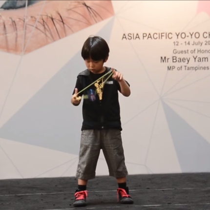 Εξάχρονος που παίζει στα δάκτυλα το γιο - γιο! 