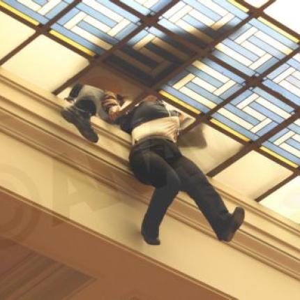 Ο &quot;ιπτάμενος&quot; υπάλληλος της Βουλής στις φωτογραφίες της χρονιάς
