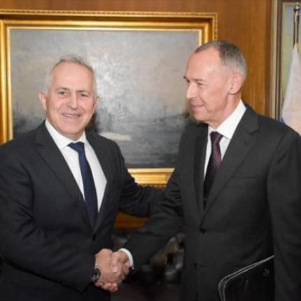 ypetha-sunantisi-apostolaki-me-ton-roso-presbi.jpg