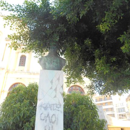 &quot;Καμουφλαρισμένος&quot; με φύλλα και συνθήματα ο Στρατηγός Κατεχάκης στο Ηράκλειο 