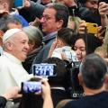 Πάπας Φραγκίσκος σε καλόγρια: «Θα σε φιλήσω, αλλά μην με δαγκώσεις».jpg