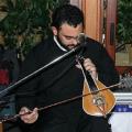 Κρητικός ιερέας παραδίδει δωρεάν μαθήματα λύρας.jpg