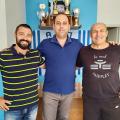 ο νέος προπονητής του Πόρου Βασίλης Κρασανάκης με τον αντιπρόεδρο της ομάδας Αντώνη Μαρκάκη και τον βοηθό και στενό συνεργάτη του στο τεχνικό τιμ Γιώργο Χατζηδιαμαντή