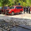 Το κομμάτια έπεσαν ακριβώς στο σημείο όπου γίνεται η είσοδος και η έξοδος των οχημάτων.