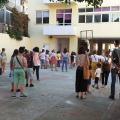 Αποστάσεις και μάσκες από εκπαιδευτικούς, μαθητές και γονείς.