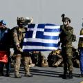 Η Γαλανόλευκη κατά την διάρκεια της άσκησης, στα χέρια δύο στελεχών Ειδικών Επιχειρήσεων.