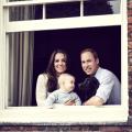 1396293757_prince-william-kate-middleton-george-zoom.jpg