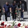Αρμένιοι μαχητές του πρόσφατου πολέμου με το Αζερμπαϊτζάν, κατέθεσαν λουλούδια στο μνημείο.