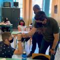 Ο Λευτέρης Αυγενάκης "χαιρετά" μικρό μαθητή, όπως επιβάλλει η πανδημία