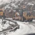 πυκνή χιονόπτωση σε δρόμο που οδηγεί στη Δαμάστα