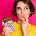 γυναίκα τρώει σοκολάτα