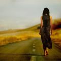 γυναίκα περπατάει μόνη 
