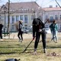 Ουκρανοί πρόσφυγες καθαρίζουν πάρκα και λίμνες ως ένδειξη ευγνωμοσύνης για την φιλοξενία τους  
